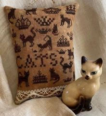 ANTIQUE CATS & CROWNS CROSS STITCH PATTERN